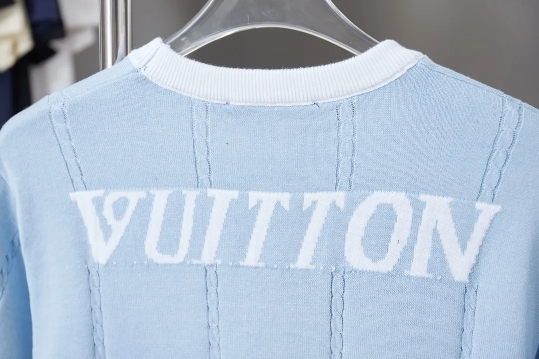 🅿️220 LV Louis 25ss spring and summer new style LV sailing shield embroidered knitted short sleeves Light luxury essential item for daily commuting for men and women Correct version Welcome to compare Detailed features · High-viscosity cotton material wool, high count cotton is added, dry and avoid stuffiness · Use exquisite intarsia patchwork technology, and use soft indigo tones to depict the Marque L.Vuitton déposée logo Craftsmanship: Marque L.Vuitton déposée jacquard appliqué on the back, embellished with LV yacht seal on the chest · Threaded neckline · Original main mark, washed tag, branded moisture-proof paper packaging Color: sky blue Size: S/M/L/XL